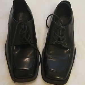 Boy's Dress shoes black size 4 made by Borelli